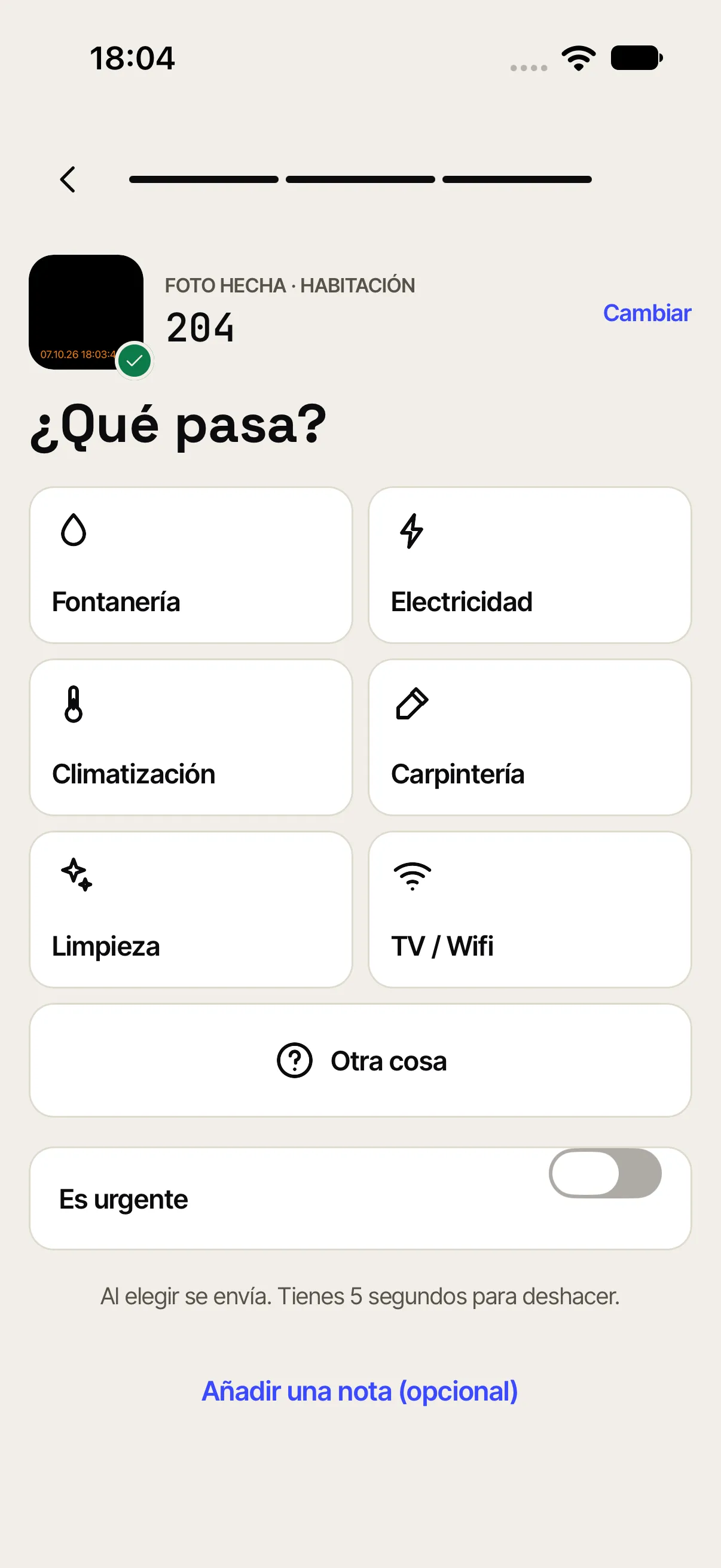 Paso «¿Qué pasa?» de la app: la incidencia de la 204 y las categorías para elegir, con Fontanería entre ellas